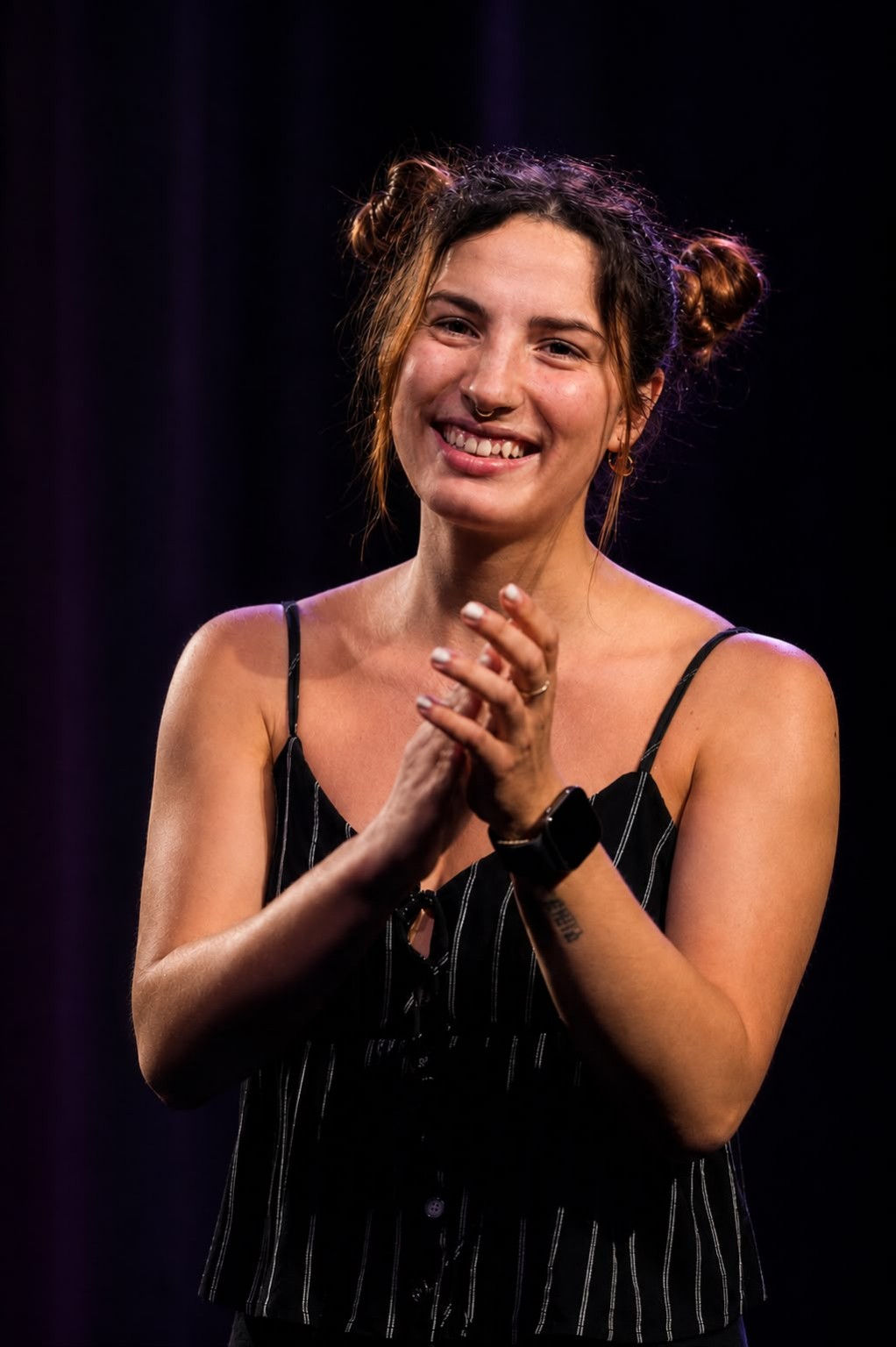 Chiara Gagliardi sorride sul palcoscenico