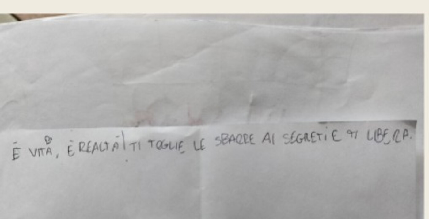 La frase originale scritta a mano da Mattia su un foglio