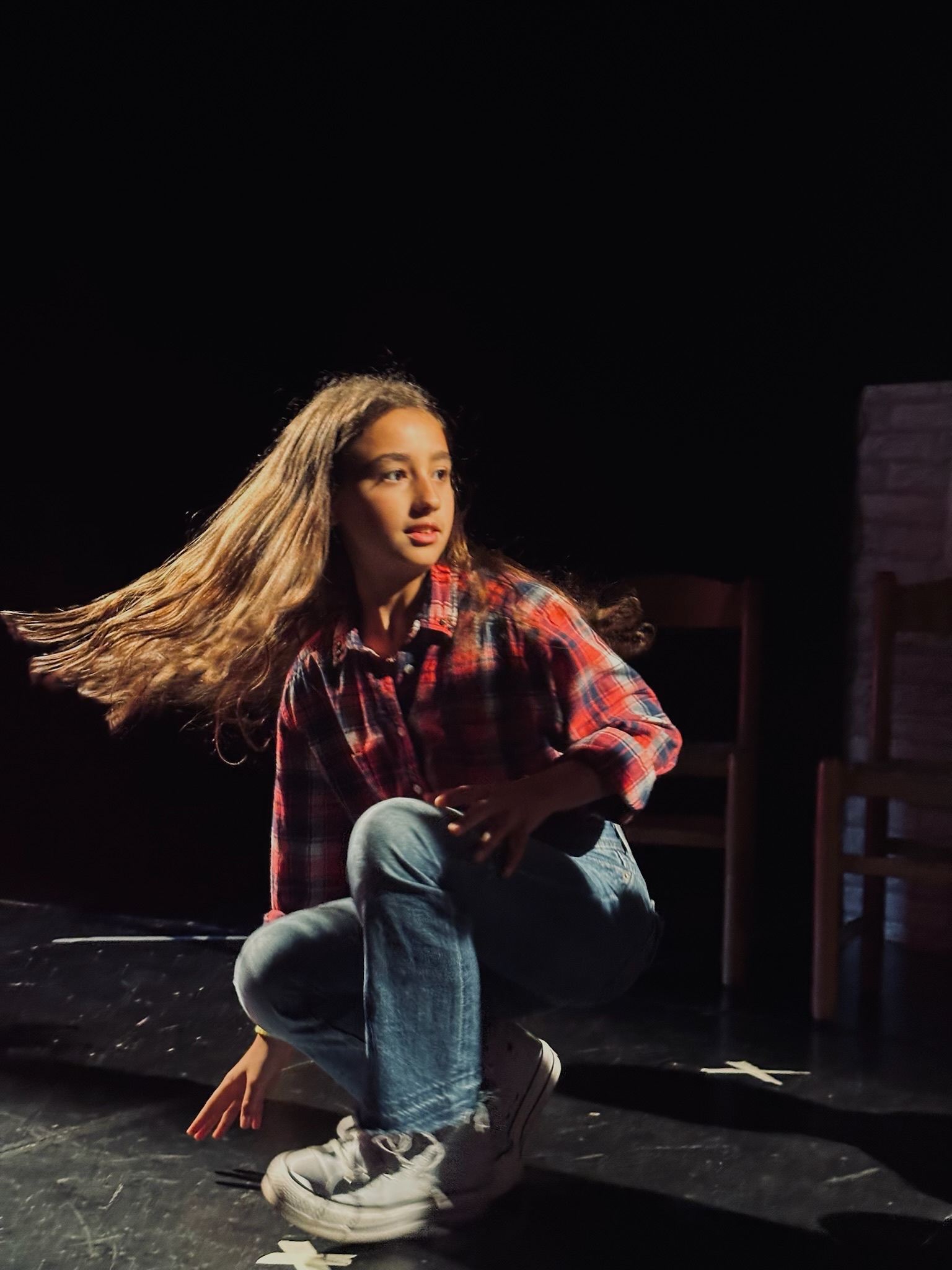 Ragazza in movimento durante una scena teatrale