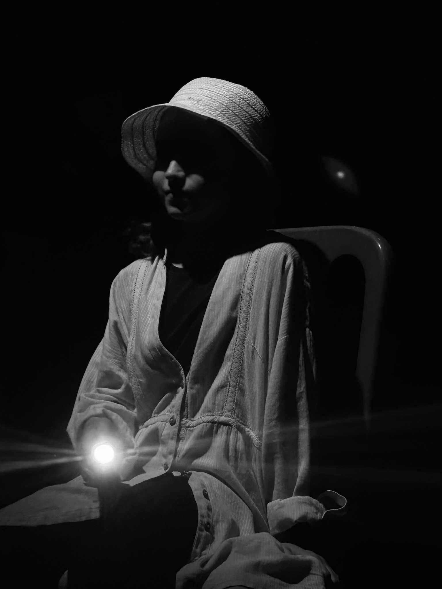 Due giovani attori in scena, avvolti da una luce teatrale